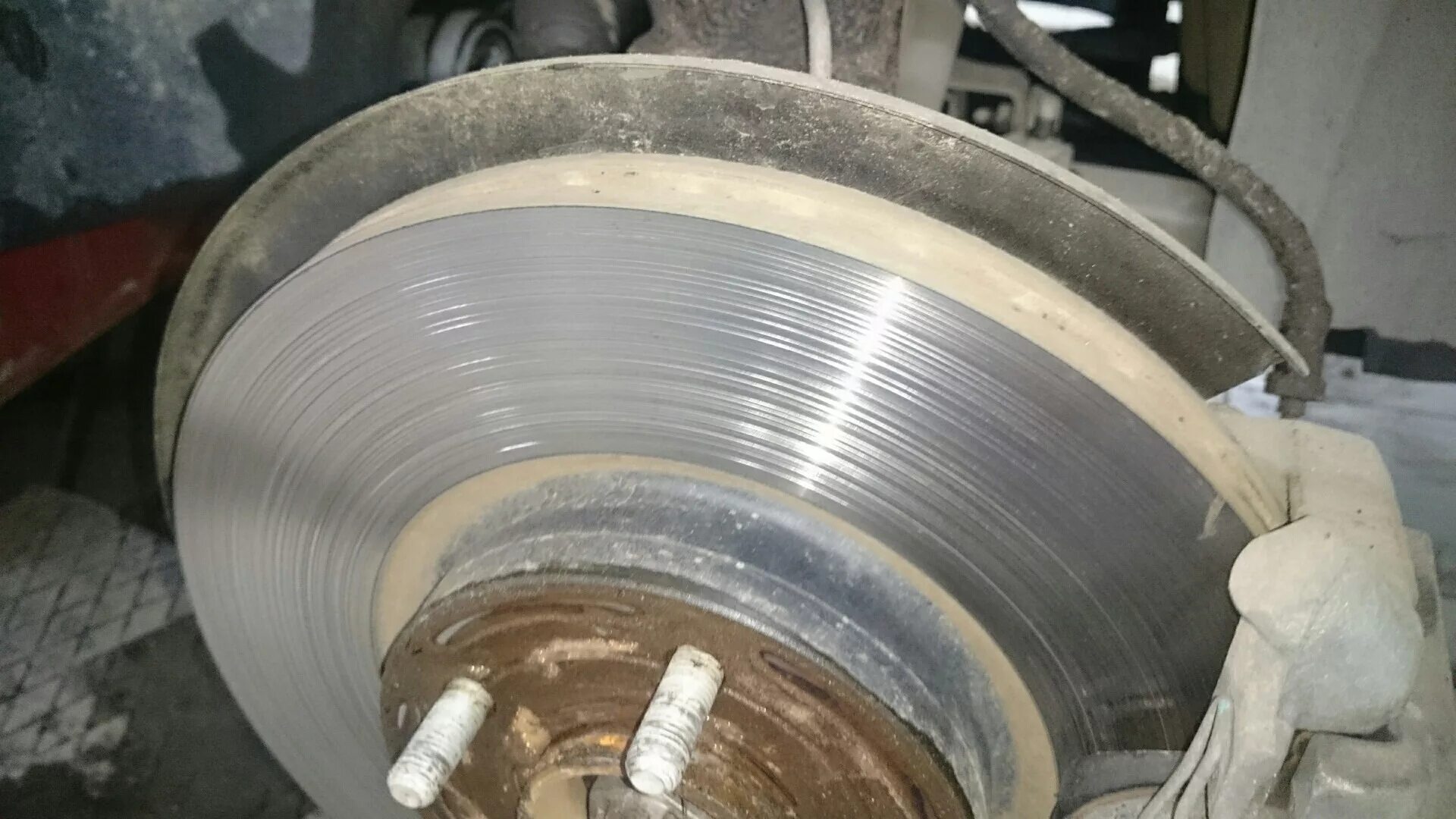 Балансировка тормозного диска. Тормозные диски с вращающейся накладкой. Kia rio 3 задние колеса. Вольво 940 передняя колодка тормозной. Rio 2014 задние тормоза.