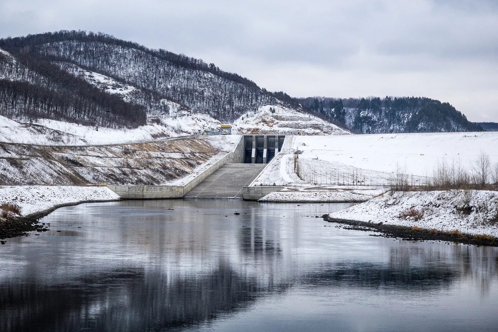 Юмагузинская гэс. Юмагузинское водохранилище плотина. Юмагузинское водохранилище дамба. Юмагузинское водохранилище зима. Павловская ГЭС зимой Башкортостан.