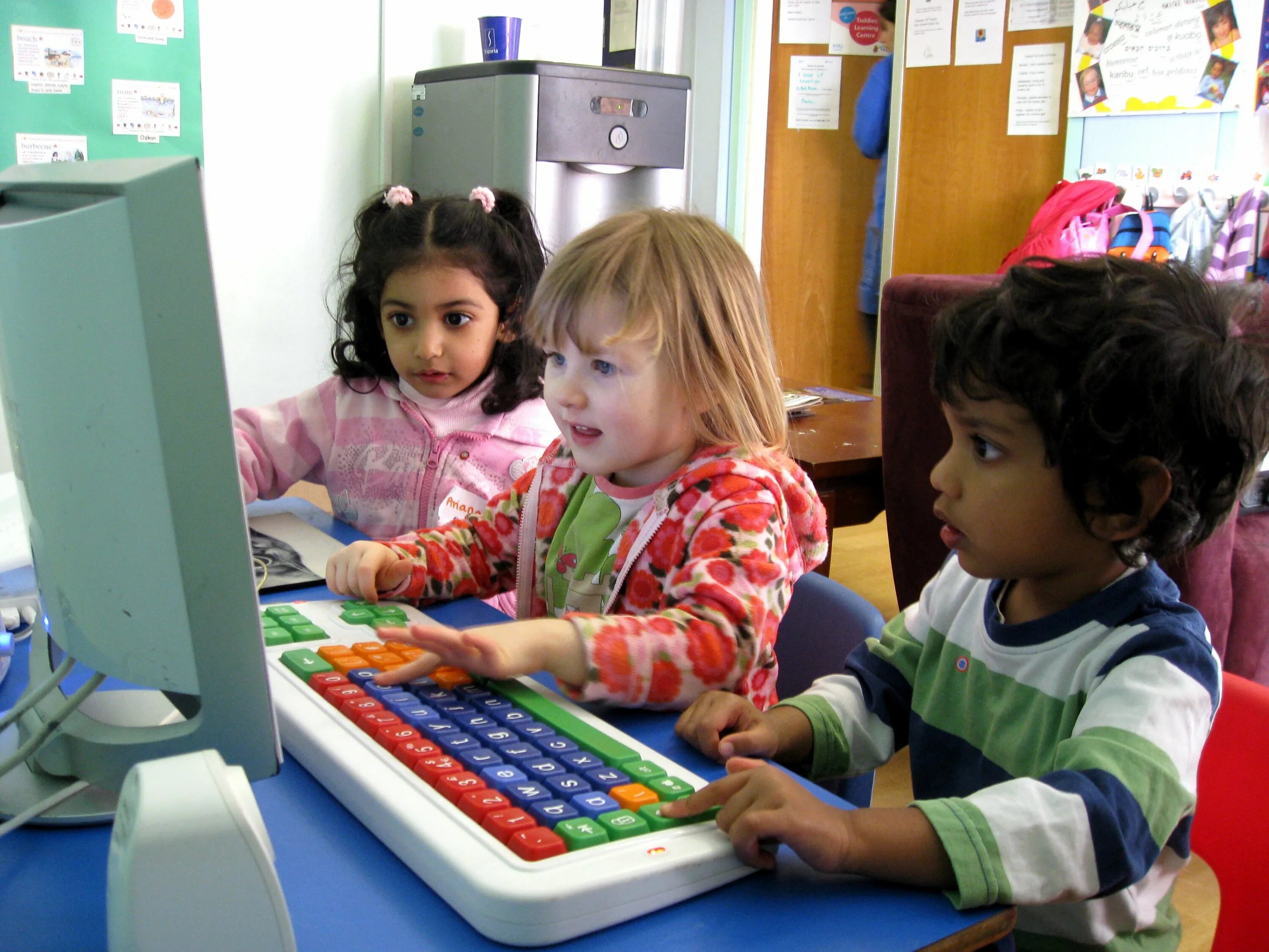 Computers teach children. School kid smart. компьютер печатание дети. international children&#039;s computer centre. pre-school age.