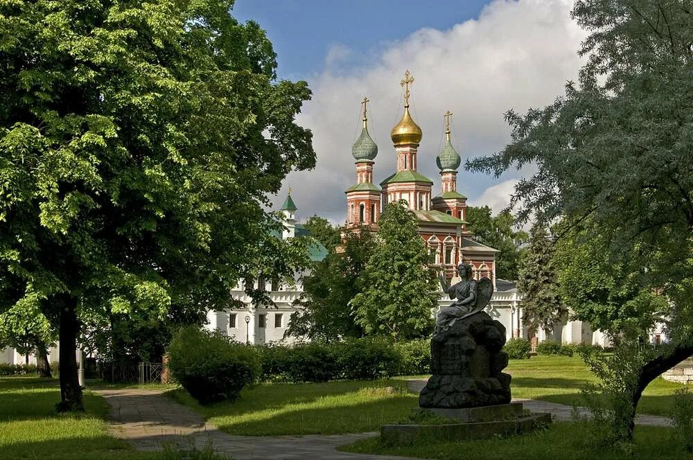 Известные монастыри москвы. Новодевичий монастырь в Москве. Новодевичий монастырь территория. Некрополь Новодевичьего монастыря. Воскресенский Новодевичий монастырь Санкт-Петербург.