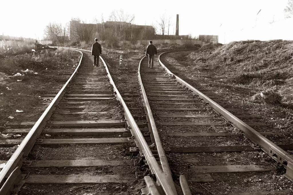 В никуда история. У нас разные пути. У нас разные дороги. Жизненные дороги. Параллельные дороги.