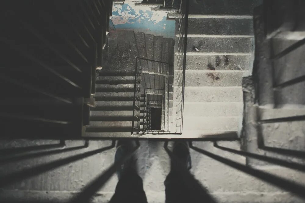 Подниматься по лестнице в подъезде. Лестница в подъезде. Лестница вниз. Человек на лестнице. Лестница в подъезде ночью.