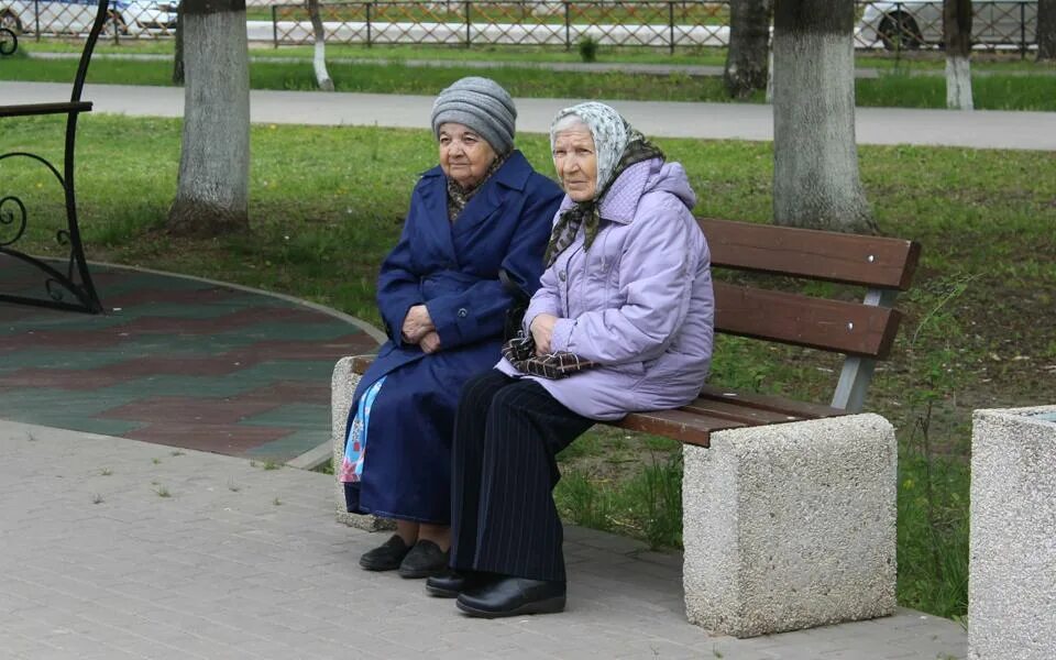 Пенсия неработающим пенсионерам в 2025 году. Пенсионеры в России. Пенсионеры за пенсией. Пенсионеры долги. Пенсионер должник.