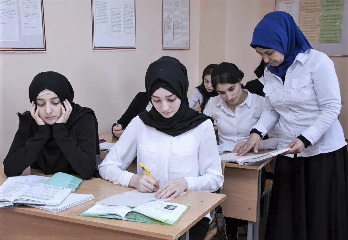 Правильный хиджаб. Деловой хиджаб для учительницы. Запрещено носить хиджаб. Запрещено носить хиджаб. Одежда по шариату для мусульманок.