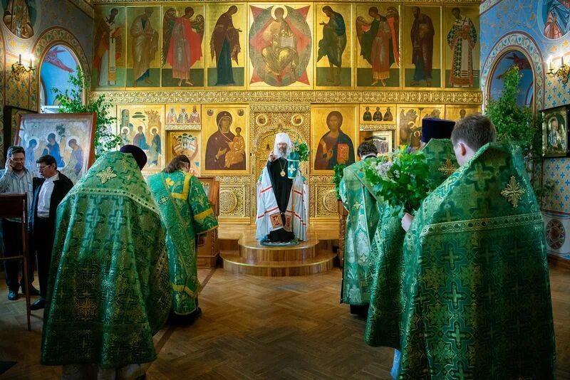храм святой троицы челябинск служители. священник на троицу. троица богослужение. украсить храм на троицу. священник на троицу.