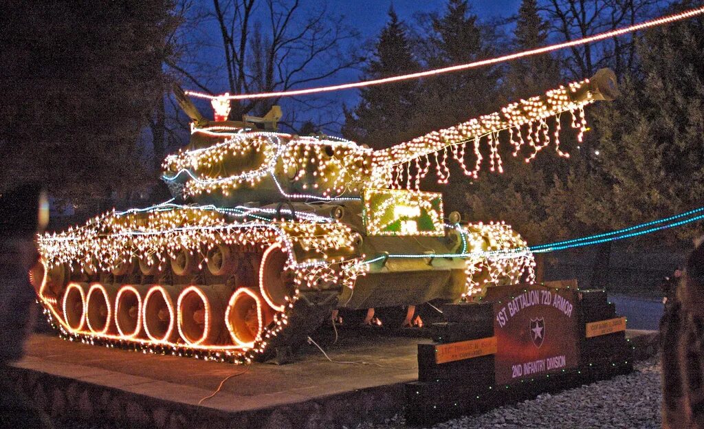 Военный новый год. Новогодний танк. Новогодние тянки. Рождественский танк. Танк с новым годом.