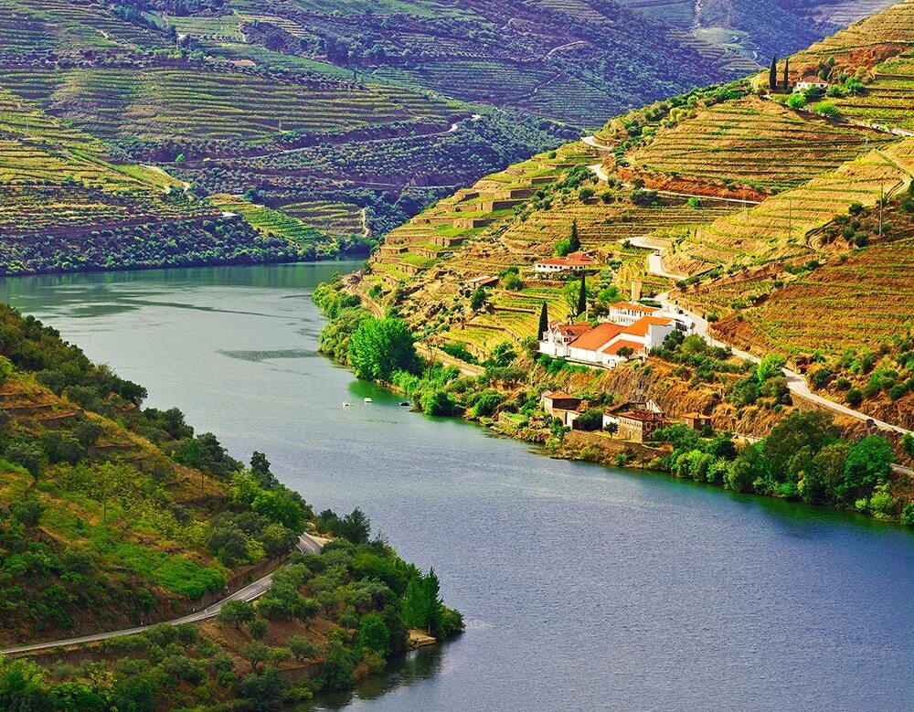 Река тахо в испании. Entre minho-е-douro. Регион миньо в португалии. Долина дору португалия. Долина реки дору португалия.