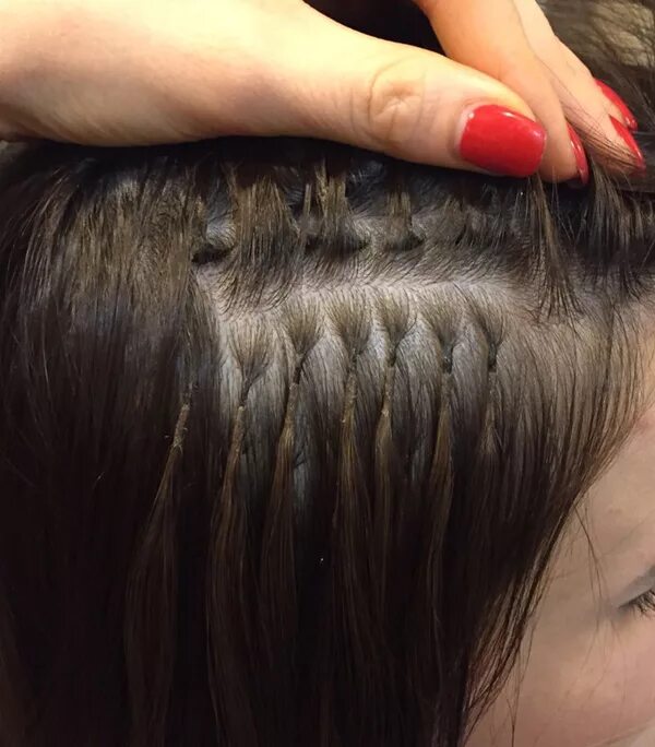 Наращивание 9. Капсульное наращивание волос коррекция. Ужасы наращивания волос. Отросшее наращивание волос. Наращивание волос отросшие капсулы.