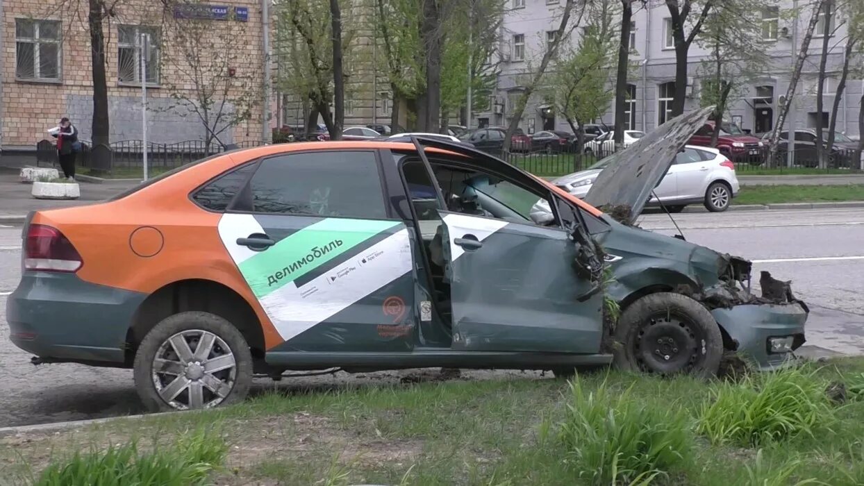 Разбитый VW Polo каршеринг. Авария каршеринг Москва. Разбитые машины каршеринга. Заправка каршеринга