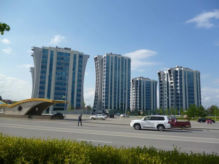 грозный ночью с высоты. климат грозный в мае. парад победы в грозном. парк в грозном. грозный сити парк.