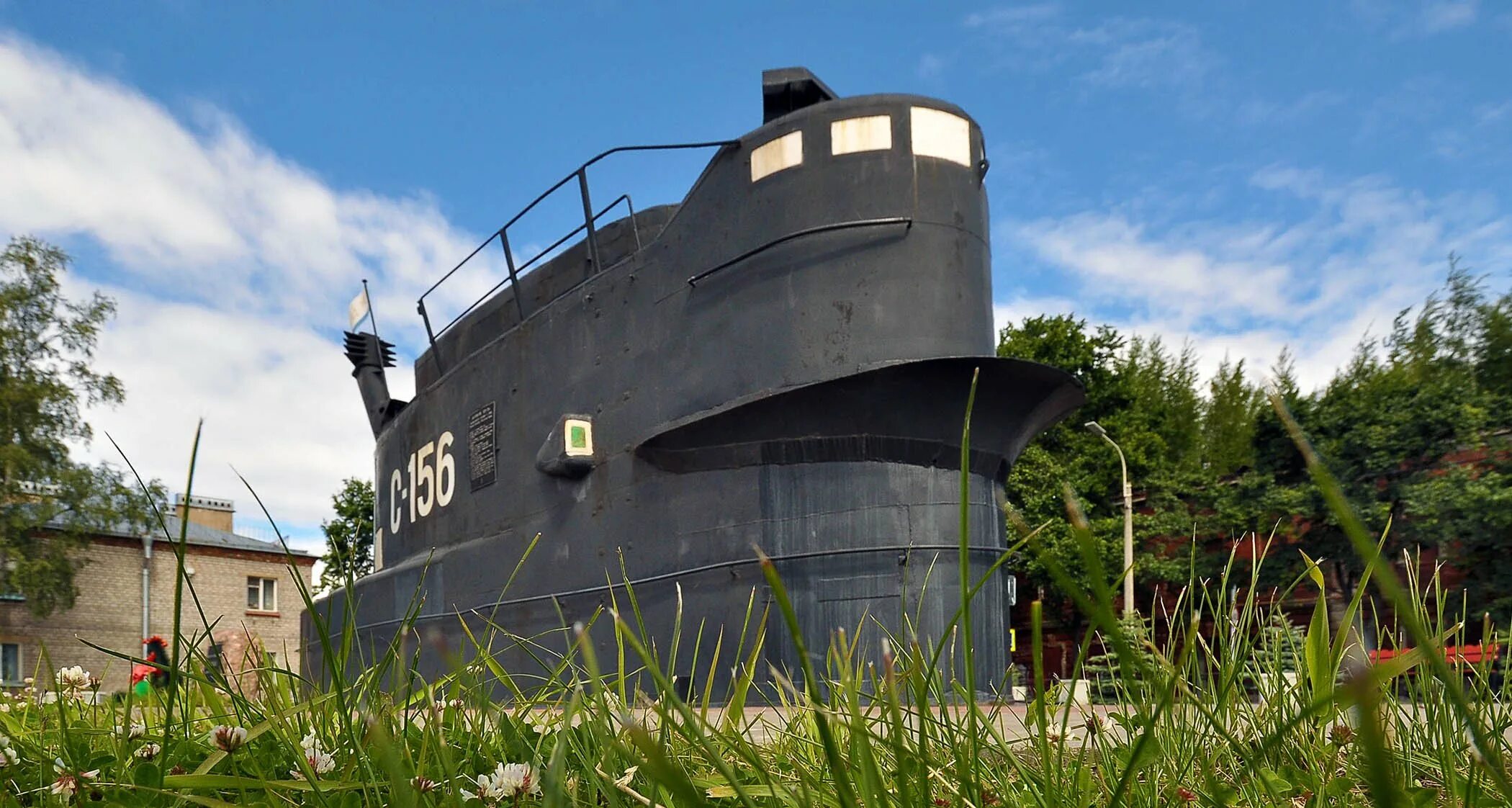 Памятник подводной лодке в Кронштадте. Рубка подводной лодки в Кронштадте. Подводная лодка Кронштадт памятник. Памятник подводной лодке Маринеско в Кронштадте. Работа музея в кронштадте подводная лодка