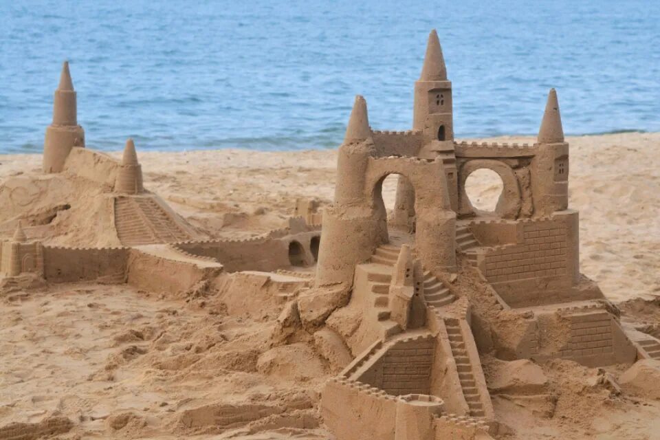 Sandcastle picture. Домик из песка. Песчаный замок. Замки из песка для детей. Песочный замок.