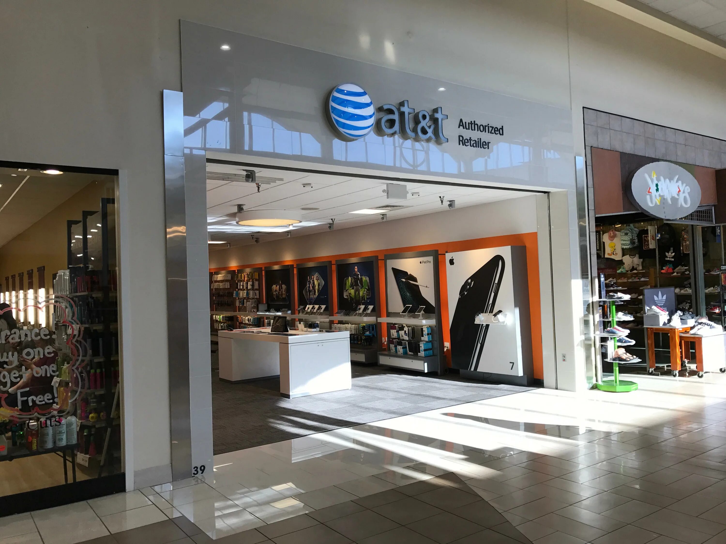 Shop spb logo. S2b shop. B shop us. S2b магазин. Траектория авиапарк.