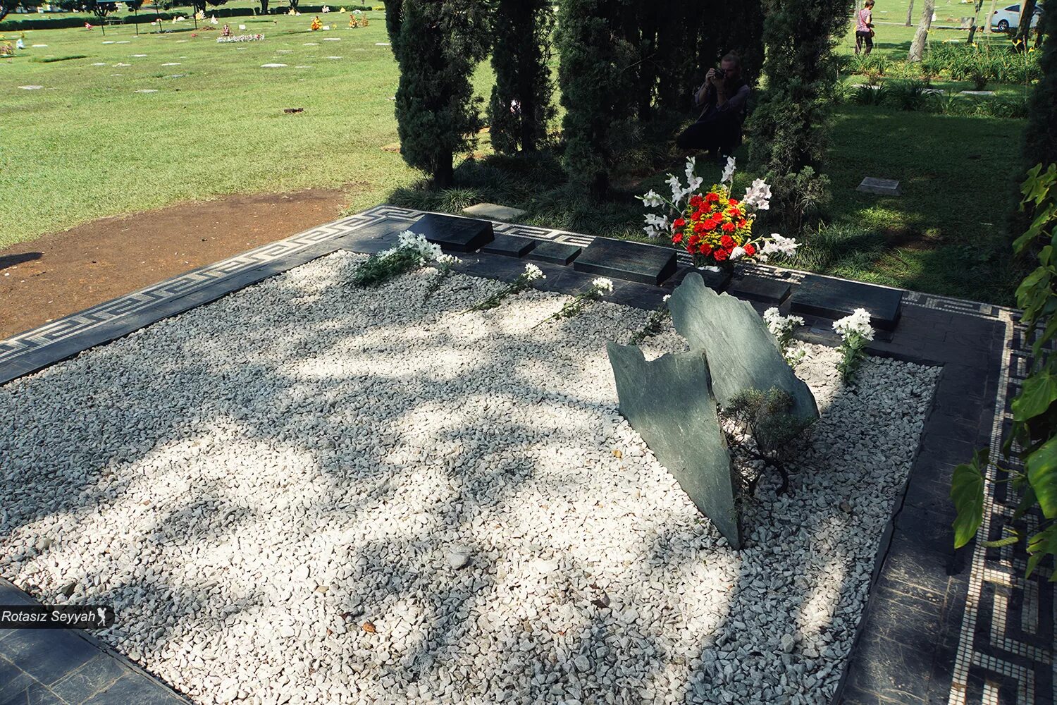 Могила пабло эскобара пабло. Пабло эскобар памятник. Кладбище где пабло эскобар. Могила пабло эскобара пабло. Пабло эскобар похоронен.