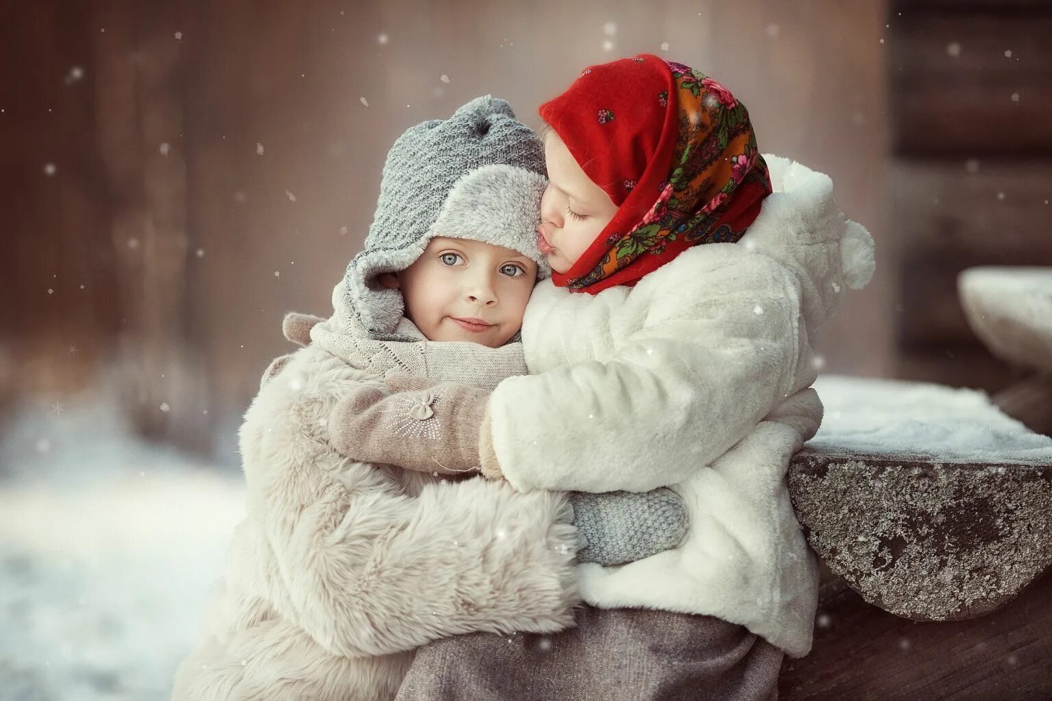Обнимаю зимой. Дети зимой. Доброта зима. Зимние картинки для детей. Дети обнимаются зимой.