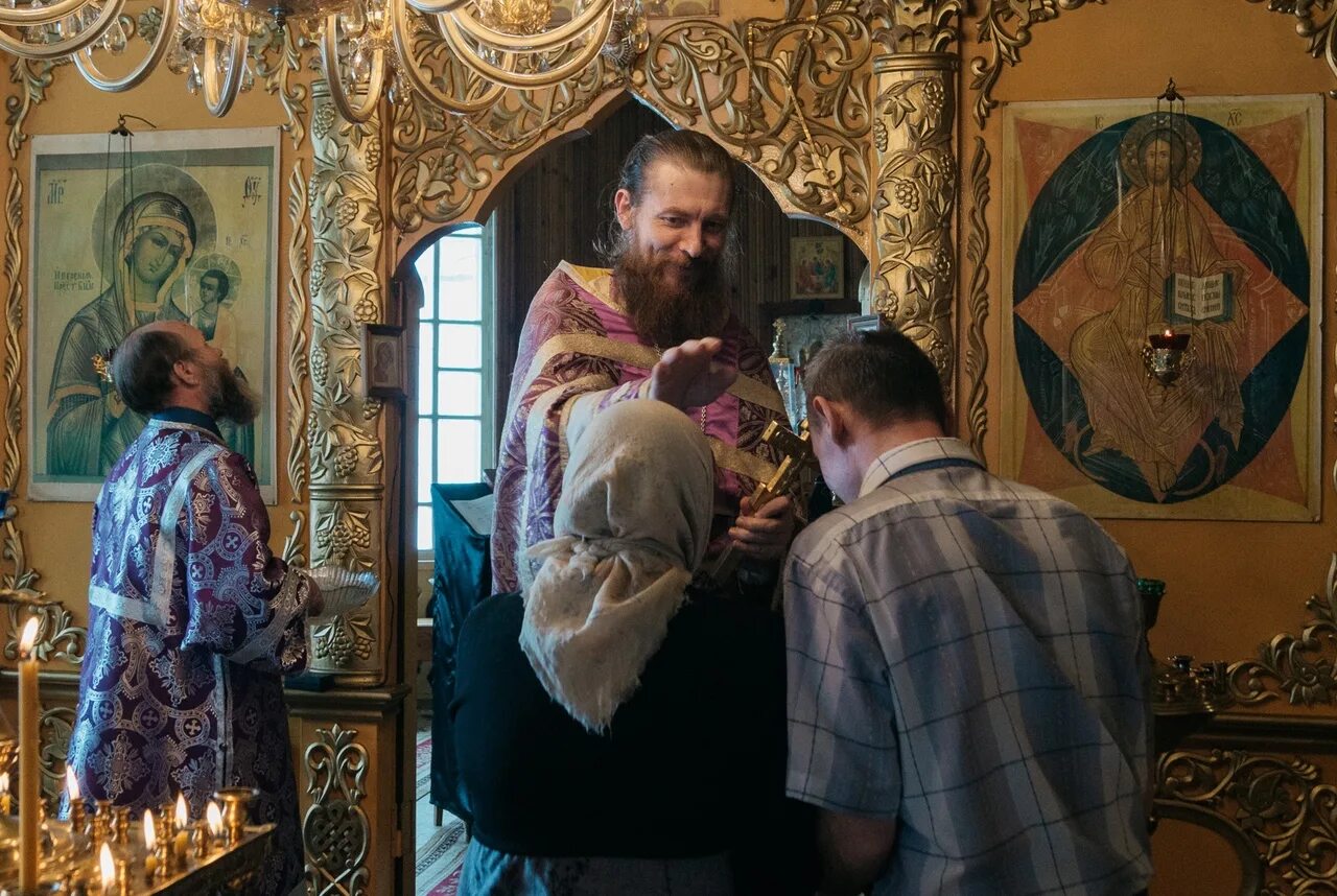 Благословение в храме. Благословение священника. Батюшка благословляет. Благословление детей храм. Как попросить благословения