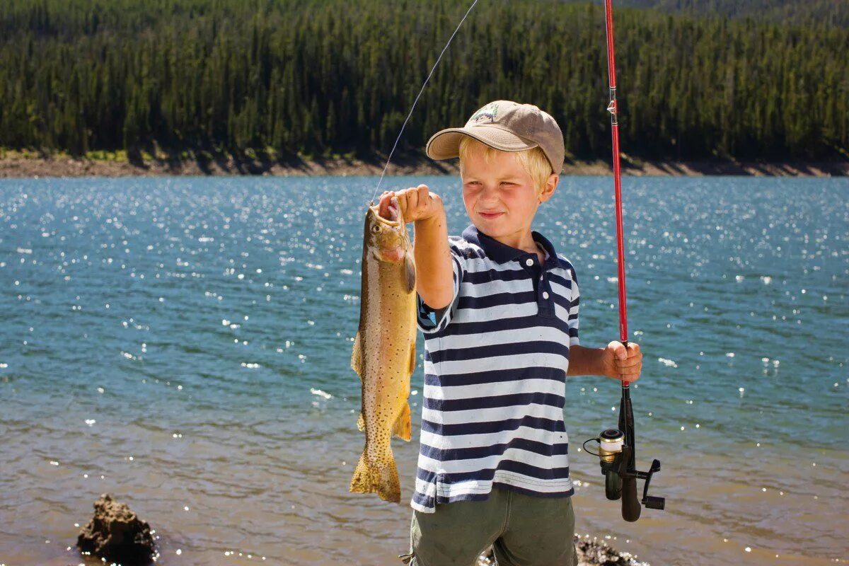 Дети на рыбалке. Поймал рыбу. Мальчик с рыбой. Детишки на рыбалке. I like going fishing