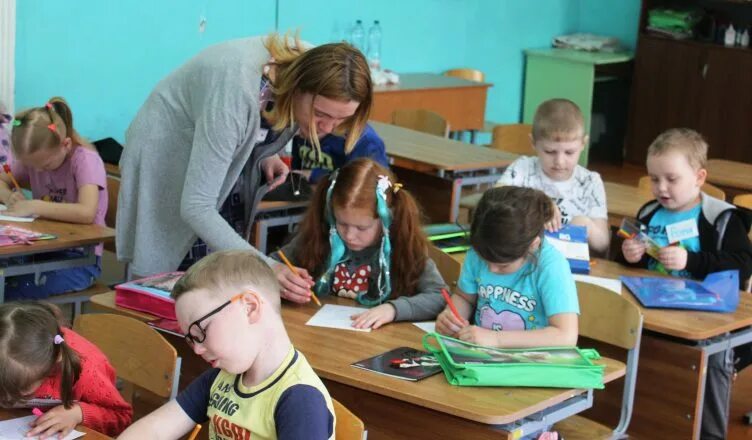 Уроки в школах челябинска. Дети на занятиях в школе. Уроки для первого класса. Учителя начальных классов школы. Начало занятий в школе.