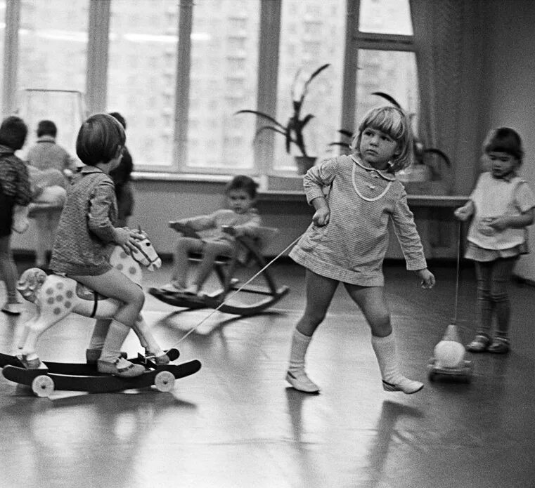 Девушка дети мода одежда стиль фон. Diva kids одежда. Бесштанное детство. Детские фото старые смешные как бухгалтерия. Детская одежда в стиле 70-х годов.