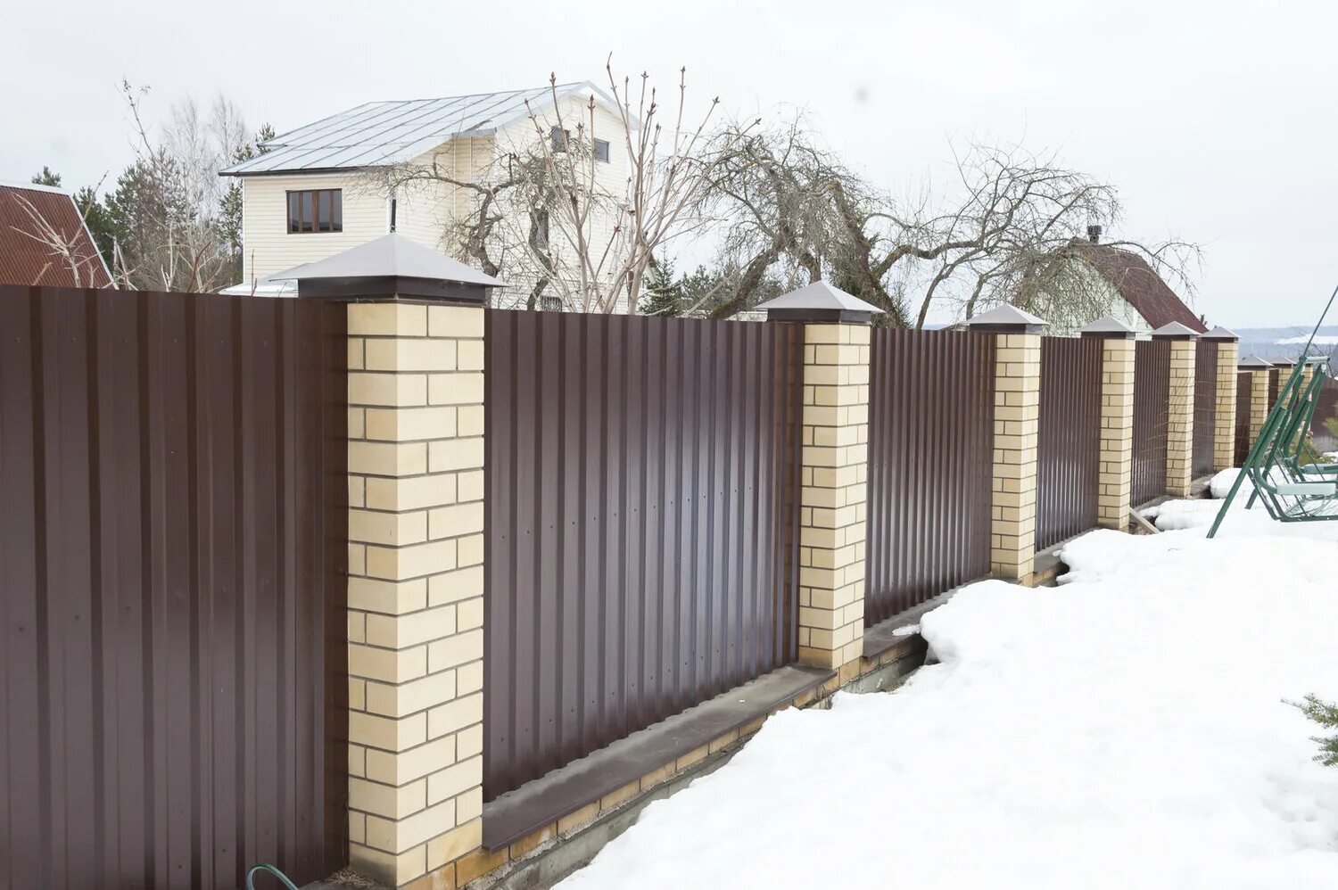 профлист столбы забора. забор 7024 из профнастила со столбами. забор рал 3011. забор из кирпича и металлопрофиля. забор из профнастила 7024 с кирпичными столбами.