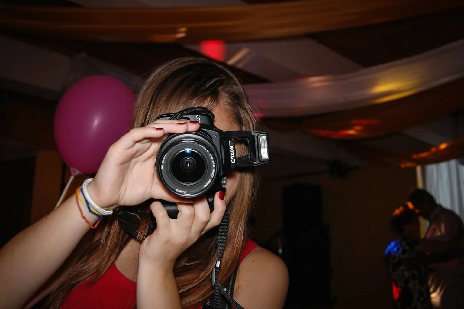 Девушка с фотоаппаратом. Девушка фотографирует. Фотографирование. Фотограф девушка с фотоаппаратом.