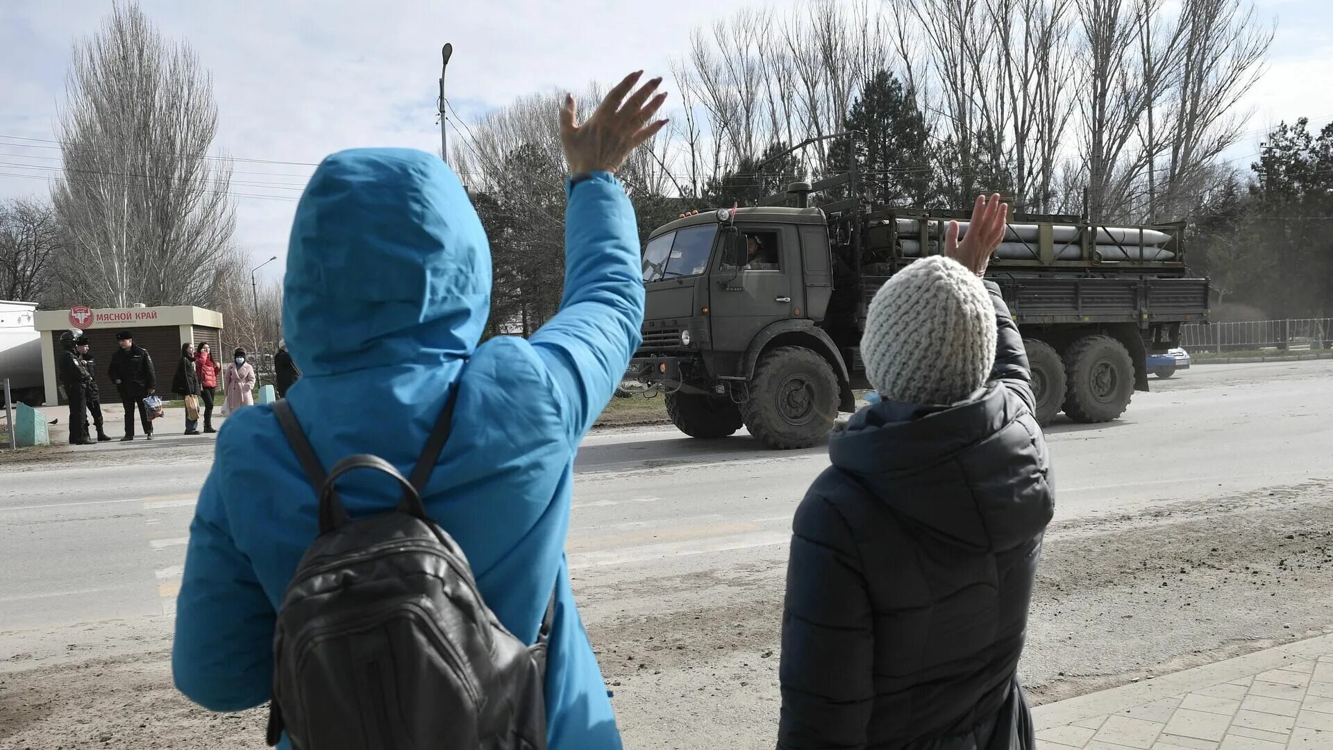 Новости россии украины на данный момент. Жители Донбасса приветствуют российские войска. Россия человек.