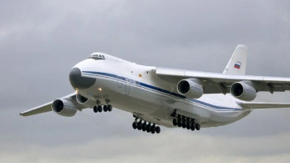 Pregnant guppy самолет. Грузовой самолет. Грузовой самолет видео. B-377 super guppy. Приземление мрии.