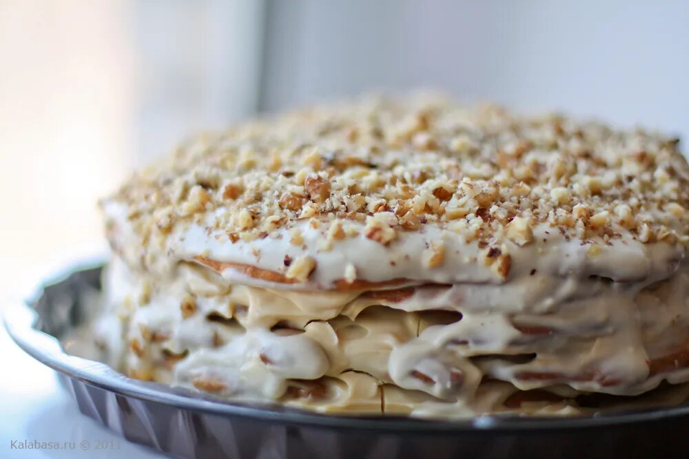 Торт из песочного теста со сметанным. Медовый торт лакомка. Пионы и ягоды. Медово песочный торт. Тортики песочного теста.