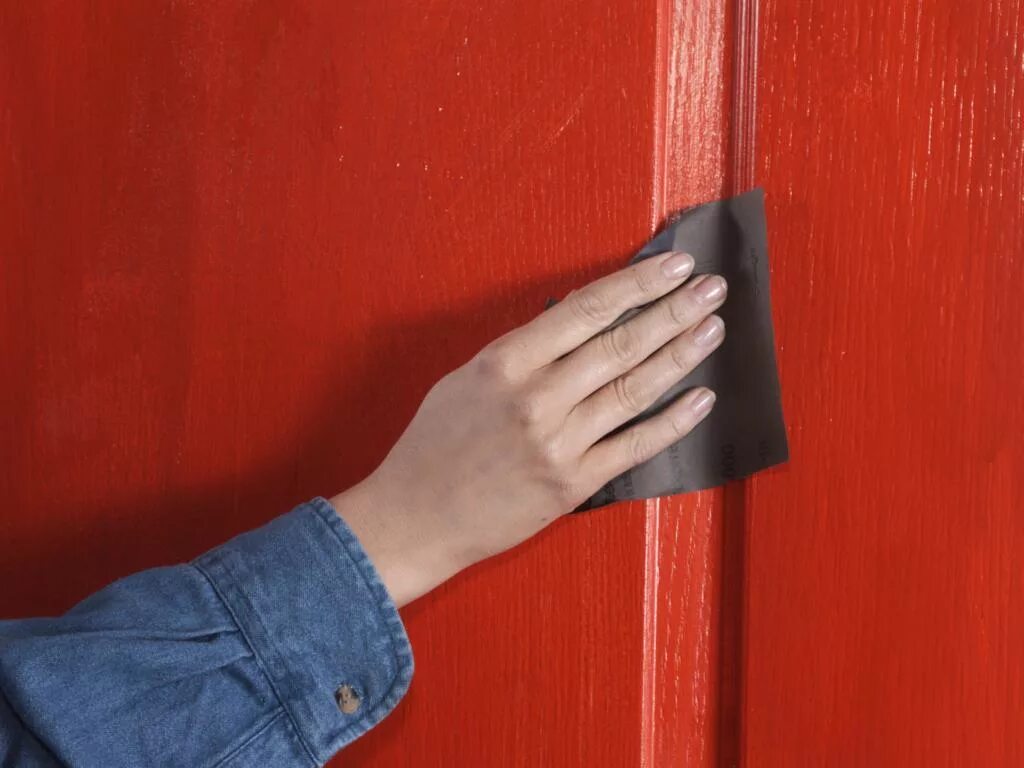 Можно покрыть двери лаком. Краска для деревянных дверей. Краска для дверей межкомнатных. Покраска деревянных дверей. Краска для дверей из МДФ.