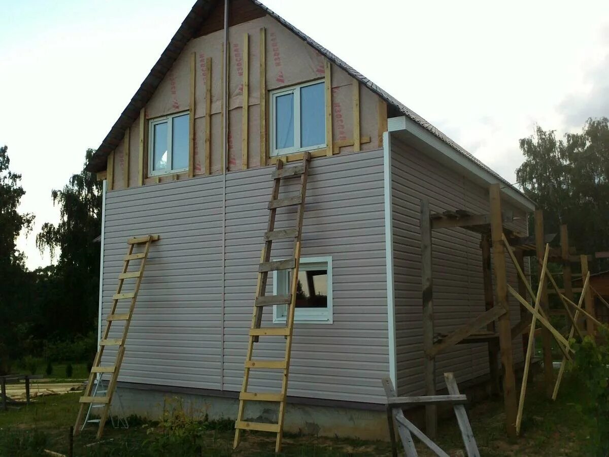Дом отделанный сайдингом. Сайдинг стена. Внешняя отделка виниловый сайдинг. Монтаж сайдинга. Монтаж винилового сайдинга.