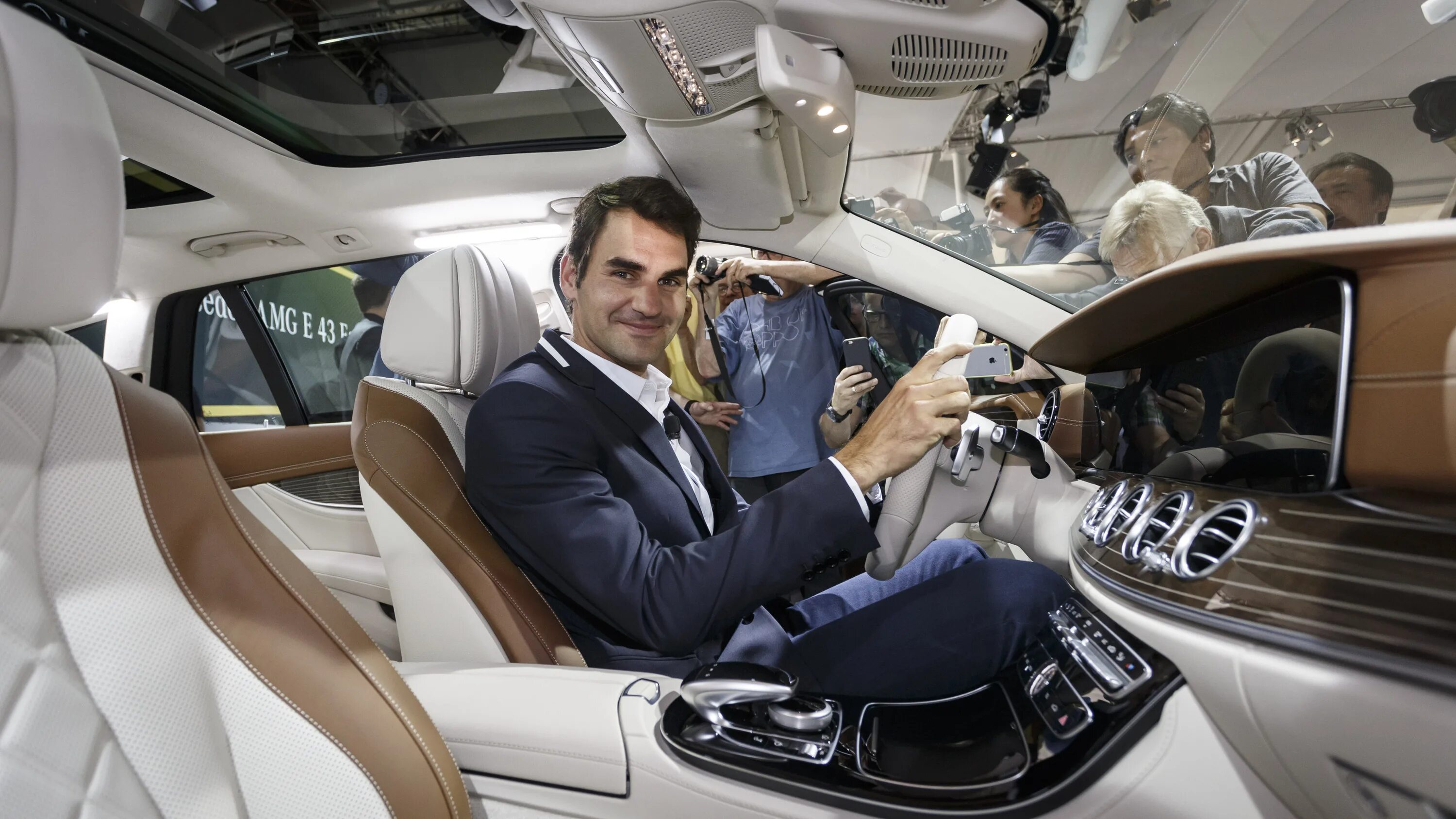 Миллионеры интернета. Федерер Мерседес. Mercedes Benz s-class Roger Federer. Богатый человек. Состоятельный человек.