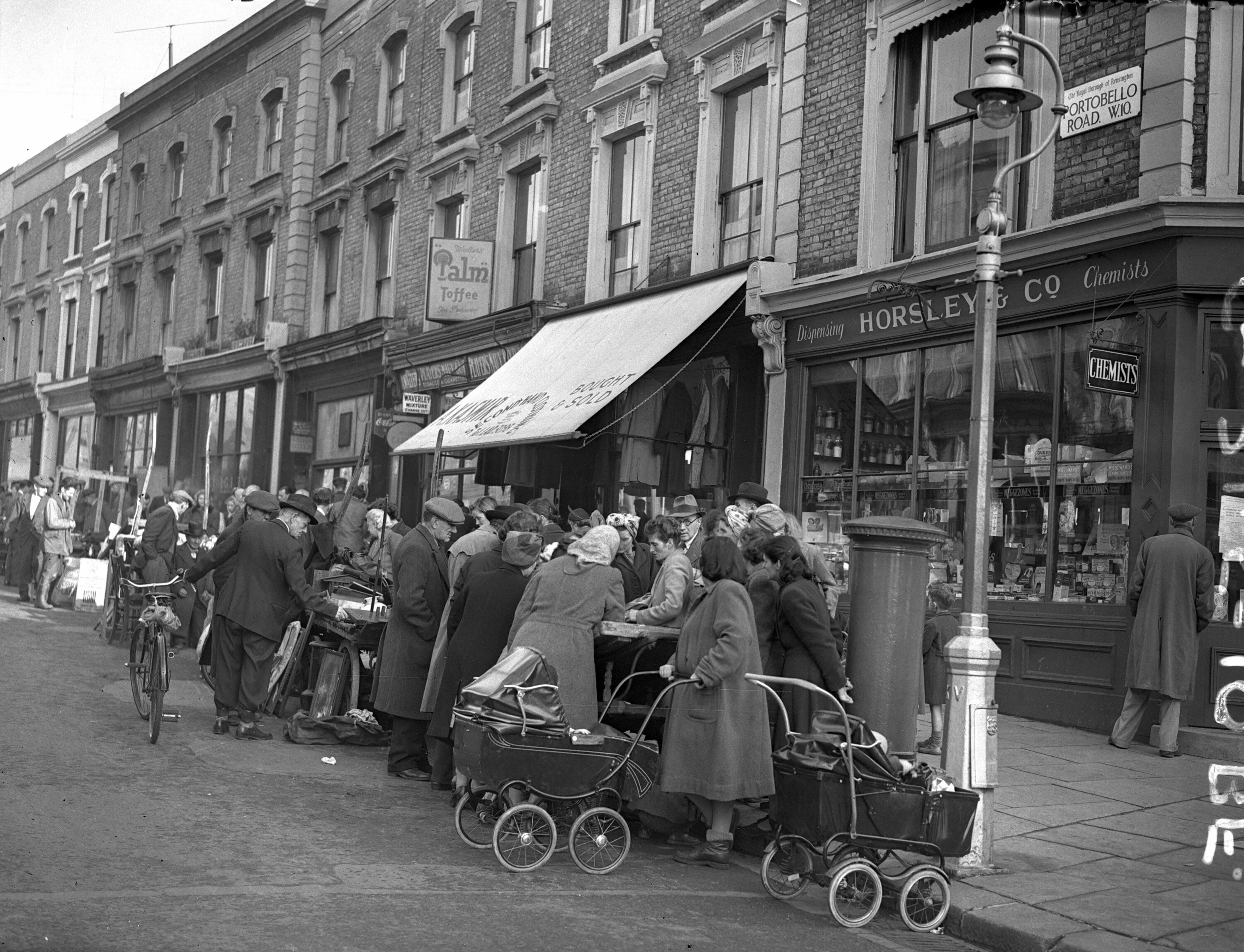 Старое время. Улица Англии 1950е. Англия люди 1950е. Англия 1950-е. Лондон 1950-е.