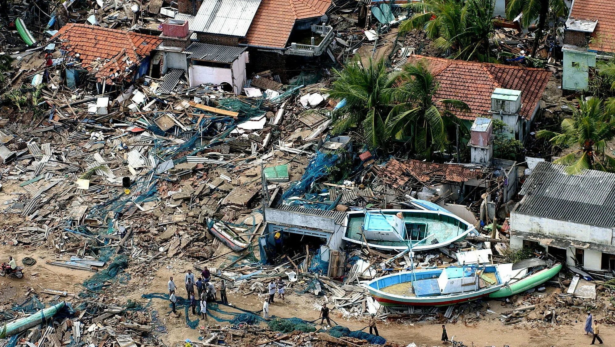 Tsunami natural disaster. Остров Суматра ЦУНАМИ 2004. Индийское землетрясение 2004. ЦУНАМИ В Тайланде 2004 индийский океан.