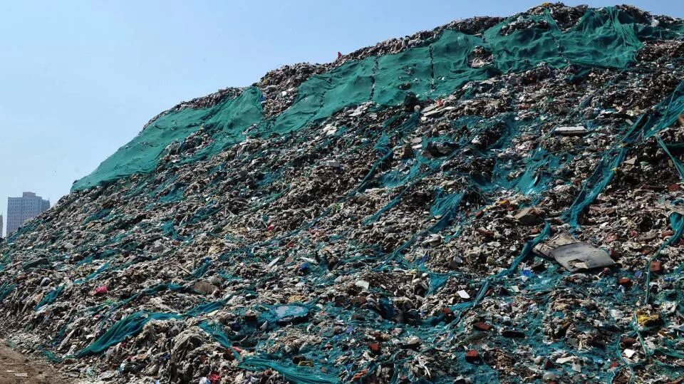 Китайские свалки. Мусорки в китае. Утилизация отходов в китае. Сборщики мусора в китае. Мусорные свалки китая.