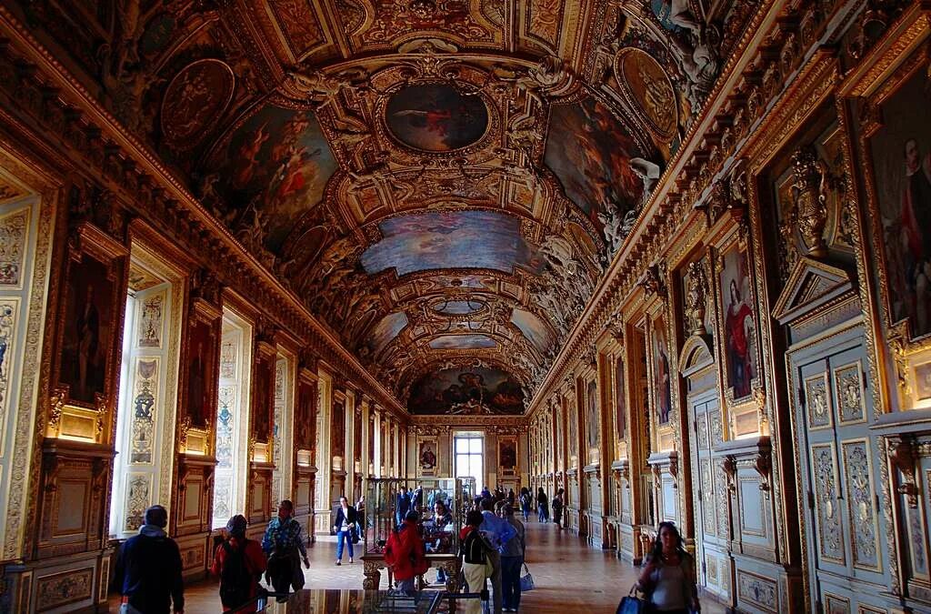 Лувр музей. Пирамида лувра в париже. Лувр. Musee du louvre. Лувр париж внутри.