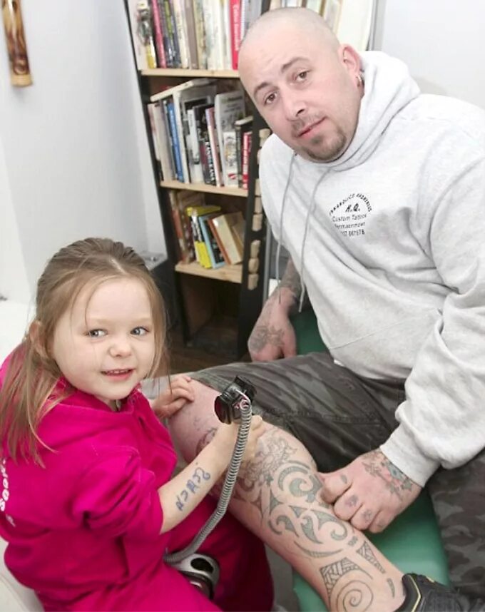 Маленький братик. Маленькие девочки лет 10 с отцами. Самый младший папа. Самый молодой папа в мире. Самый младший папа.