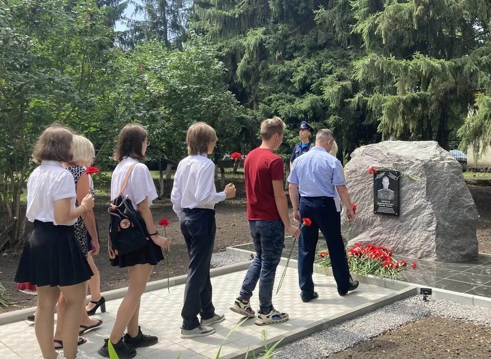 Памятники погибших в спецоперации. Памятник погибшим в сво. Памятники ребятам погибшим в сво. Памятник погибшему в спецоперации.