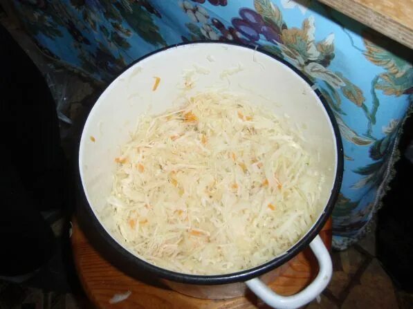 рецепт капусты с медом и солью. соленая капуста в эмалированной кастрюле. рецепт капусты с медом и солью. капуста квашеная провансаль с виноградом и яблоками. рецепт капусты с медом и солью.