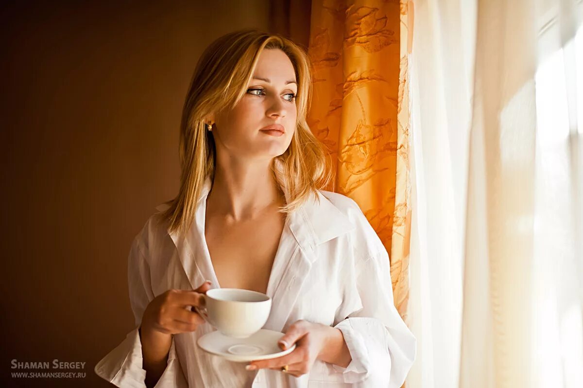 Красивая женщина утром. Девушка с кружкой у окна. Девушка с чашкой кофе у окна. Девушка утром с кофе. Кофе утро девушка.