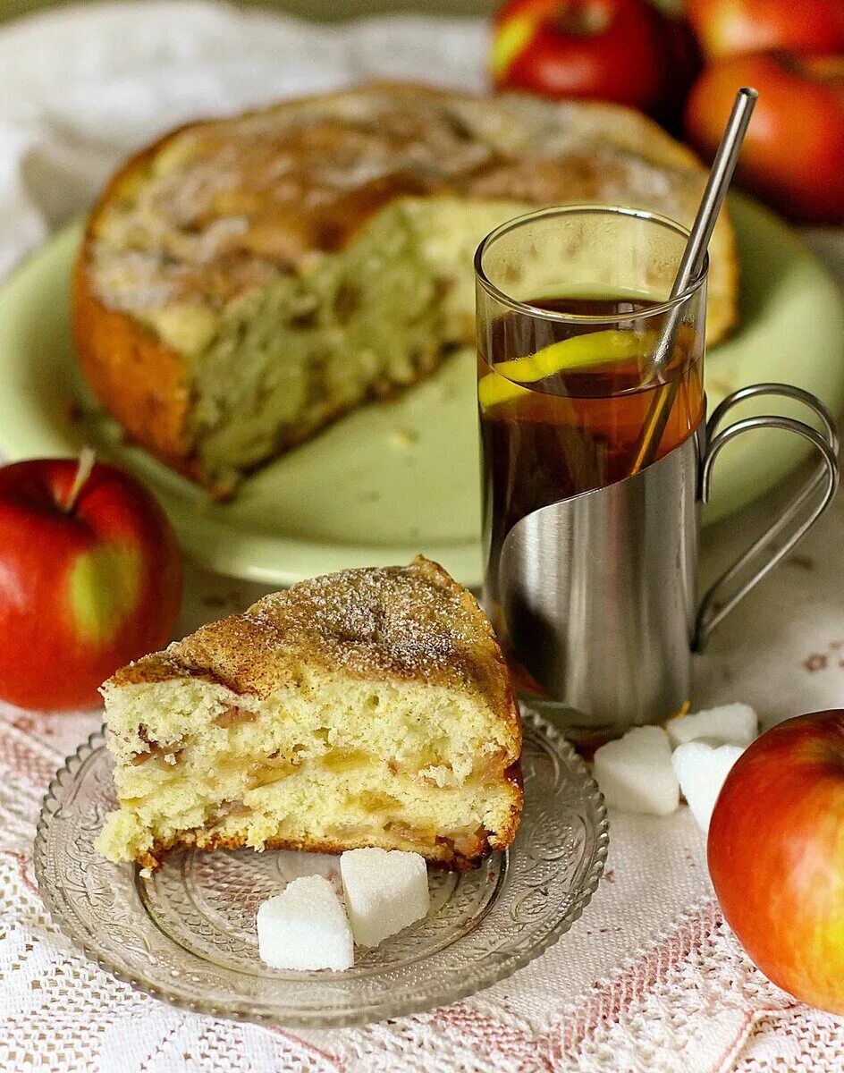 Вкусный яблоками в духовке. Шарлотка с яблоками Юлии Высоцкой. Цветаевский яблочный пирог классический. Шарлотка с яблоками классический. Французский яблочный пирог.