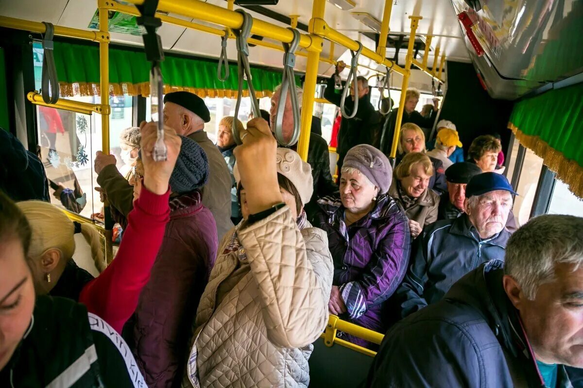 Люди в общественном транспорте. Пожилые люди в общественном транспорте. Пассажиры в транспорте. Толпа людей в автобусе. Много народу в автобусе