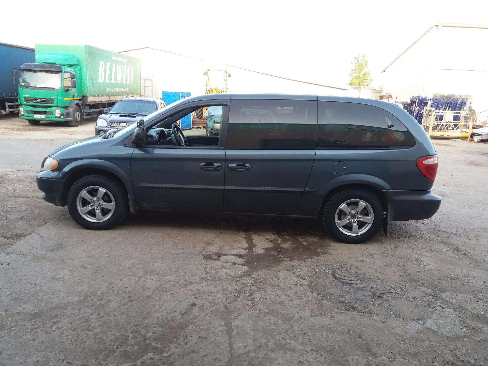 Караван диски купить. Додж Караван 4. 225/65 R17 dodge Caravan 4. Dodge Caravan 2002 серебристый. 225/70/16 На Додж Караван 4.