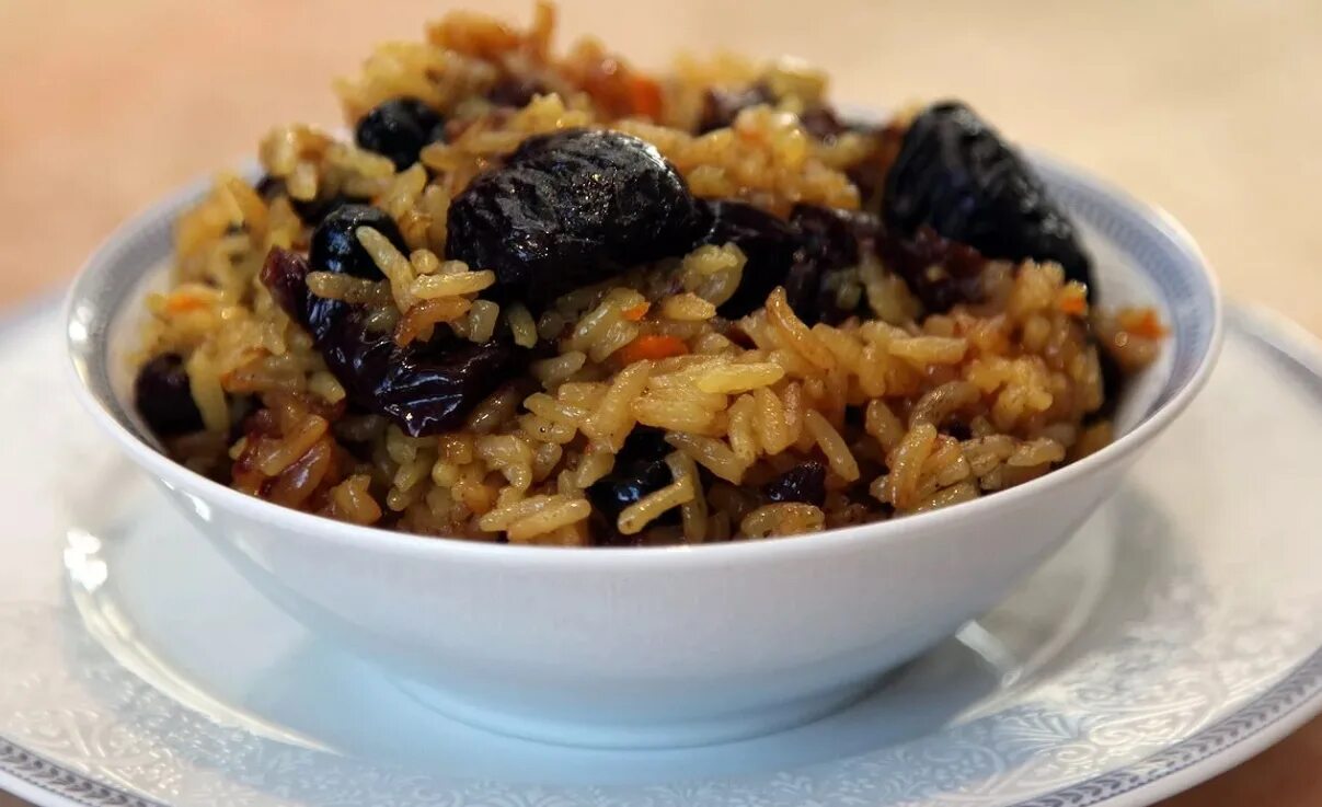 Плов из сухофруктов с рисом. Плов с курагой и черносливом. плов с черносливом изюмом курагой. плов с курагой и черносливом и изюмом и мясом. рис с черносливом.