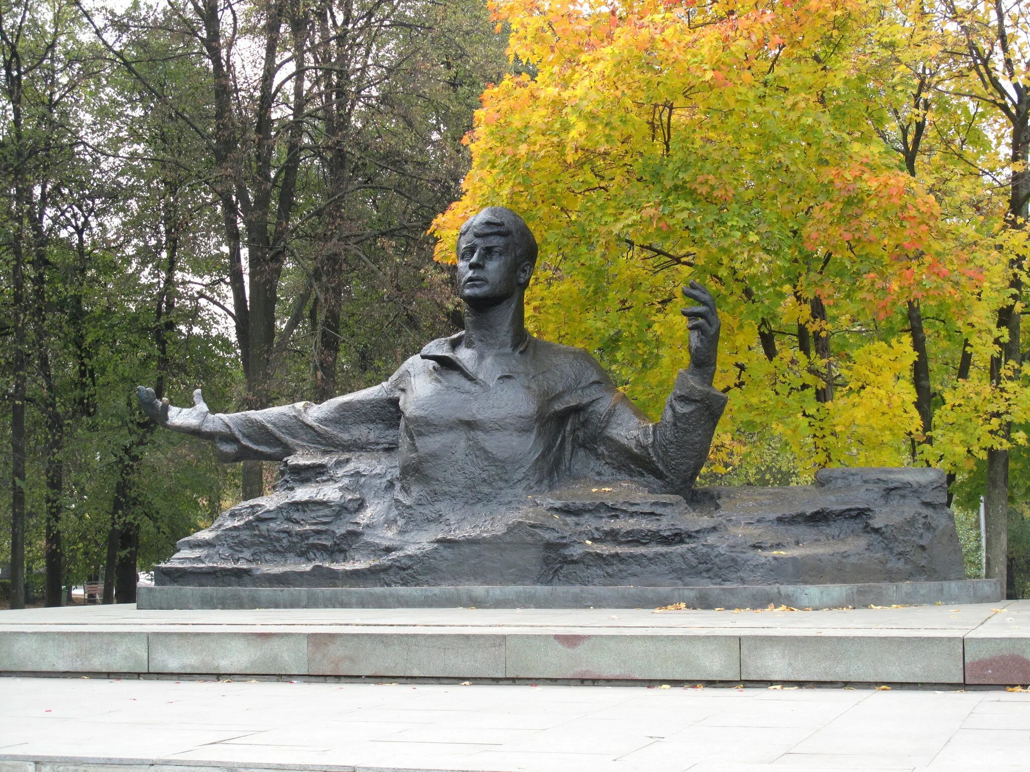 Памятник Сергею Есенину в Рязани. Ясение памятник в Рязане. Статуя Есенина в Рязани.
