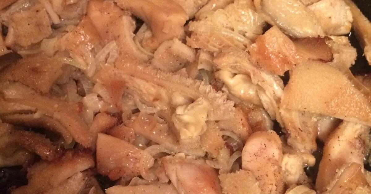 Требуха тушеная. Как вкусно приготовить требуху. Котлета под грибным соусом. Баклажан с грибной соусами. Рубец с луком.