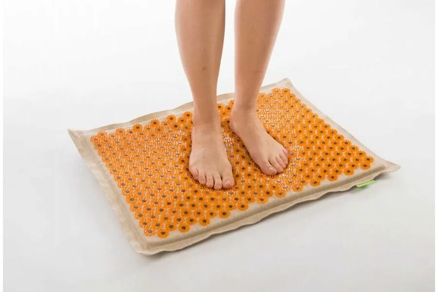 Аппликатор кузнецова фасция. Тибетский иппликатор кузнецова. Польза стоять на аппликаторе ногами. Аппликатор кузнецова при полинейропатии. Польза стоять на аппликаторе ногами.