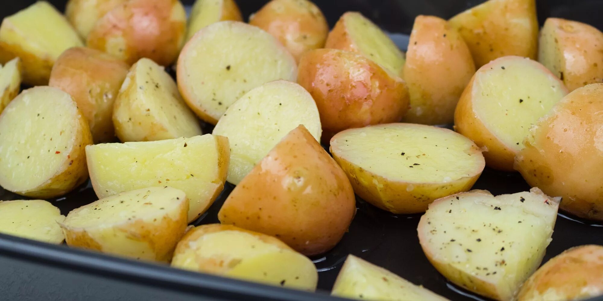 Картошка в электродуховке. Картофель на противне. Противень с картошкой. Картофель на противне в духовке. Картошка в духовке на противне.
