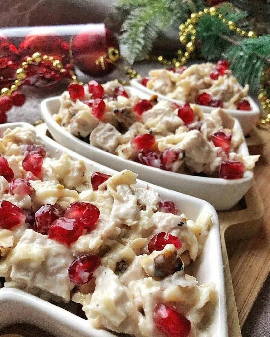 Салат с гранатом. Салат с гранатом и грецким орехом. Салат с гранатом и курицей и грецкими орехами. Салат с гранатом и орехами