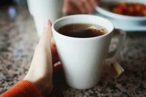 Кружки с чаем на столе