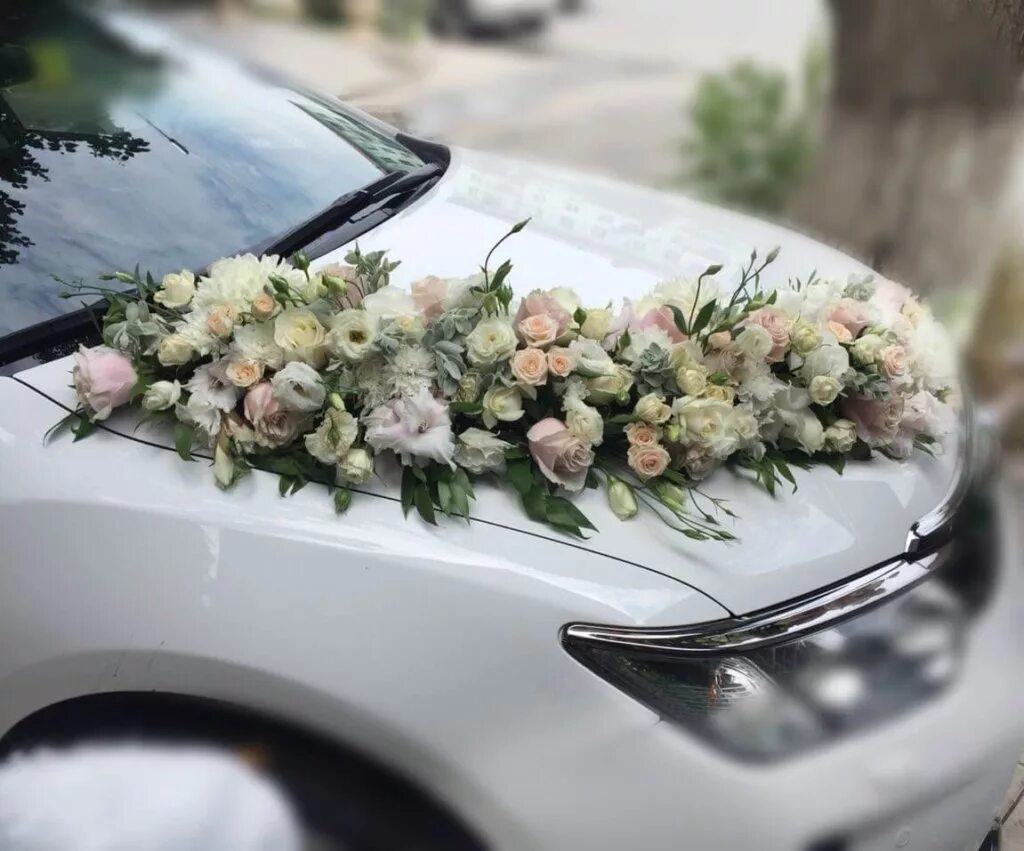 Украшение на авто. Украшение свадебного авто. Украшение машины на свадьбу цветами. Украшение машины на свадьбуцаетами.